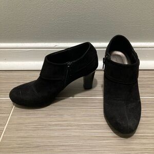 4/$10 - Amelia Grace Heeled Black Ankle Boots